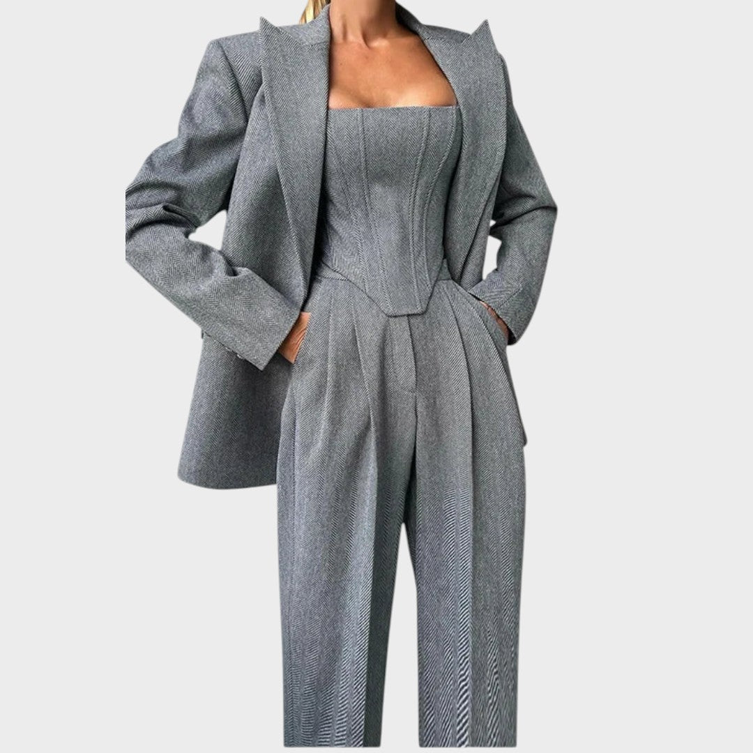 Karolina – Moćni Trodijelni Kostim