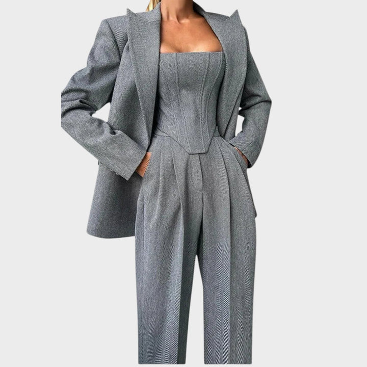 Karolina – Moćni Trodijelni Kostim