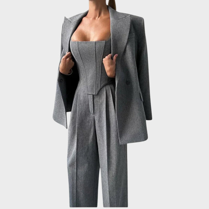 Karolina – Moćni Trodijelni Kostim