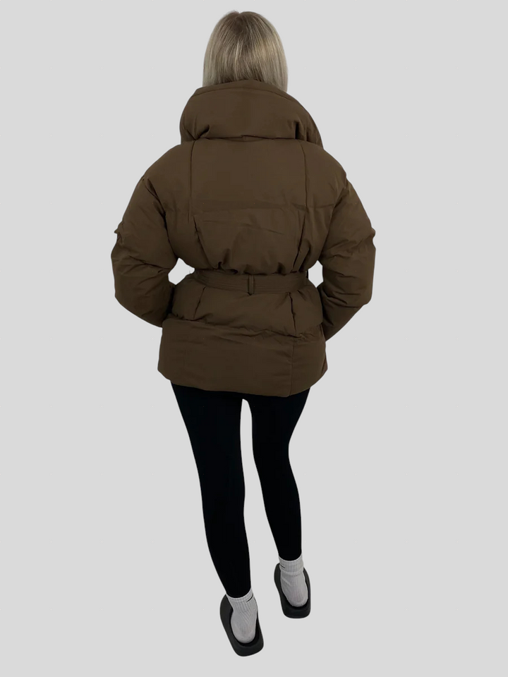 Karly – Kratka Puf Jakna s Remenom