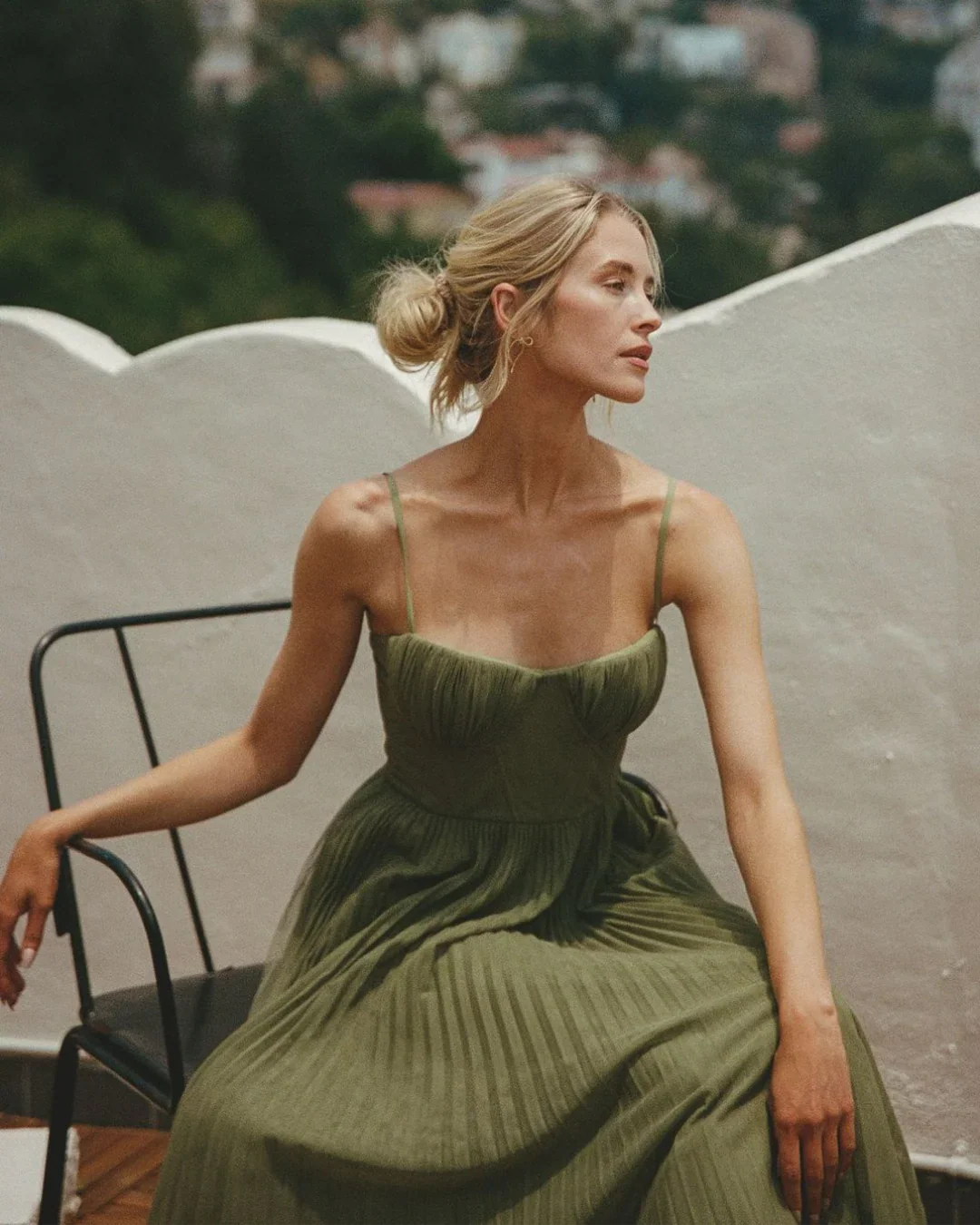 Lara | Moderna Elegancija S Otvorenim Leđima