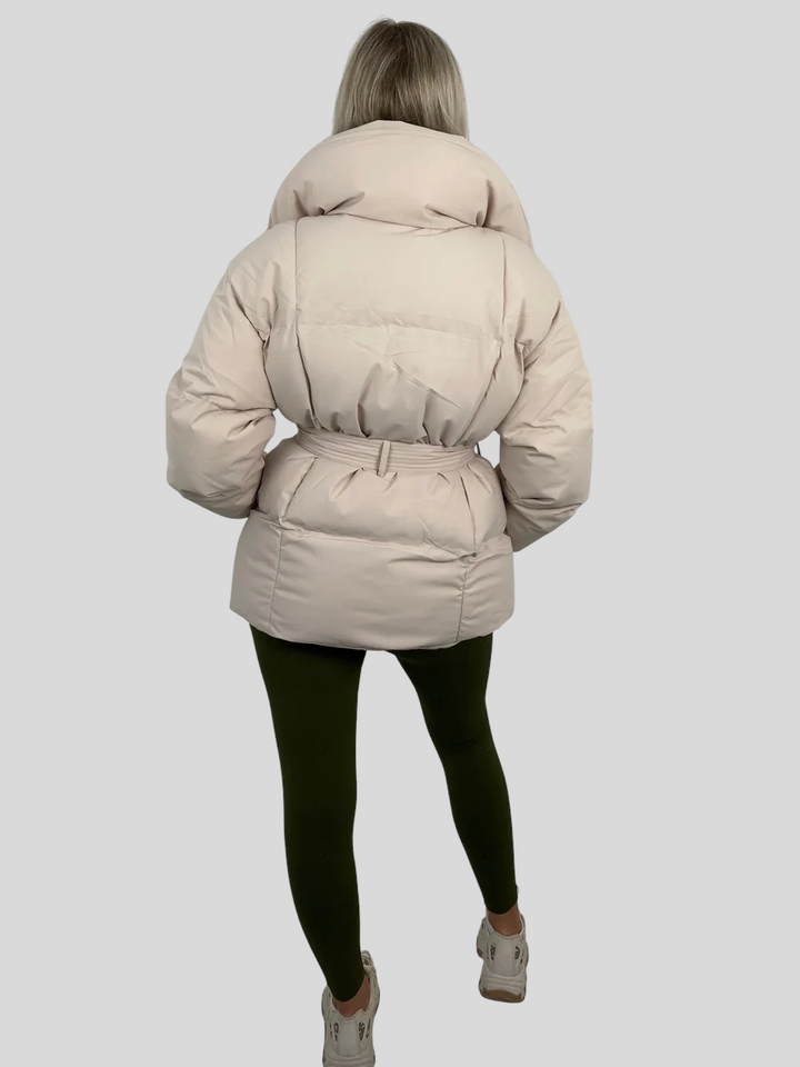 Karly – Kratka Puf Jakna s Remenom