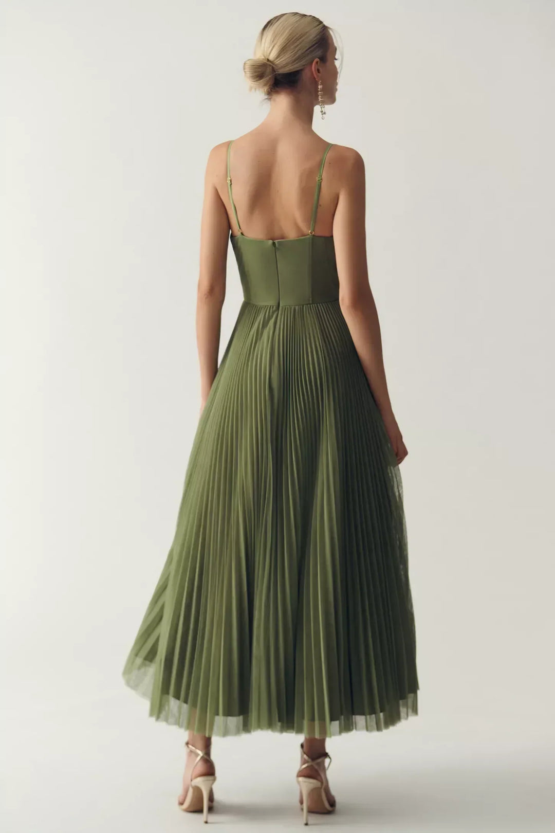 Lara | Moderna Elegancija S Otvorenim Leđima