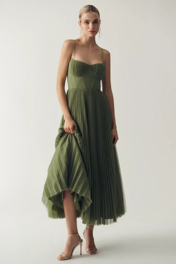Lara | Moderna Elegancija S Otvorenim Leđima